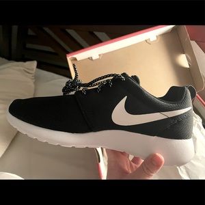 Nike Roshe One - classic black and white sneakers
